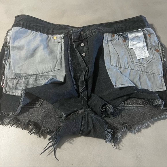 LEVI’S 501 Cut-Off Jean Short in Slashed Black - Picture 4 of 5